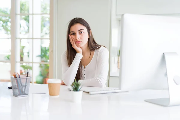 Bella Giovane Donna Che Lavora Con Computer Pensando Cercando Stanco — Foto Stock