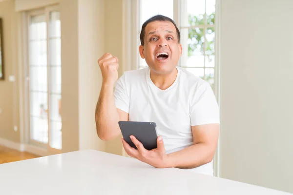Hombre Mediana Edad Usando Mesa Digital Casa Gritando Orgulloso Celebrando — Foto de Stock