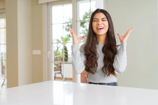 Giovane Bella Donna Casa Che Celebra Pazzo Pazzo Successo Con — Foto Stock