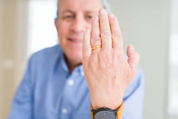 Zbliżenie Ręce Człowieka Wyświetlono Ring Sojuszu — Zdjęcie stockowe