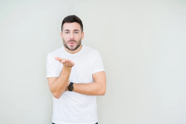 Mladý Pohledný Muž Nosí Ležérní Bílé Tričko Izolované Pozadí Při — Stock fotografie