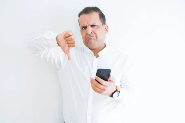 Hombre Mediana Edad Usando Teléfono Inteligente Sobre Pared Blanca Con —  Fotos de Stock