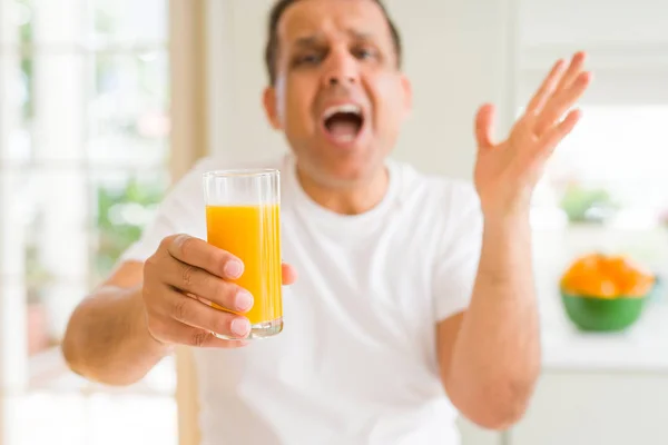 Hombre Mediana Edad Bebiendo Vaso Jugo Naranja Casa Muy Feliz — Foto de Stock