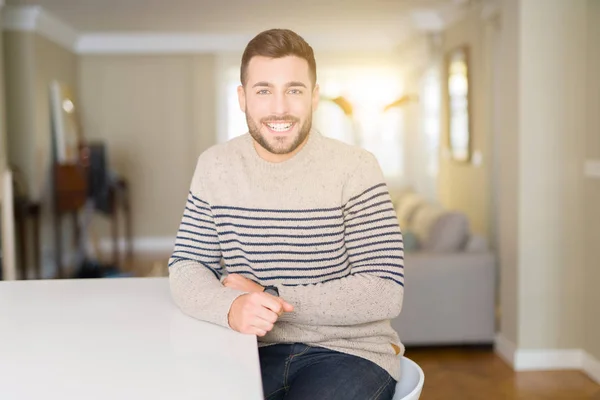 Der Junge Gut Aussehende Mann Trägt Hause Einen Pullover Mit — Stockfoto