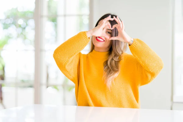 Jovem Mulher Bonita Vestindo Camisola Inverno Casa Fazendo Forma Coração — Fotografia de Stock