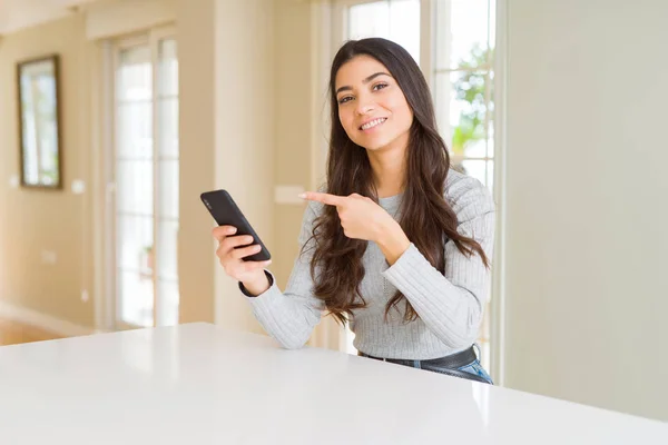 Jovem Mulher Usando Smartphone Enviando Uma Mensagem Muito Feliz Apontando — Fotografia de Stock