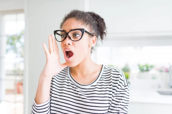 Beautiful Young African American Woman Afro Hair Wearing Glasses Shouting — Stock Photo, Image