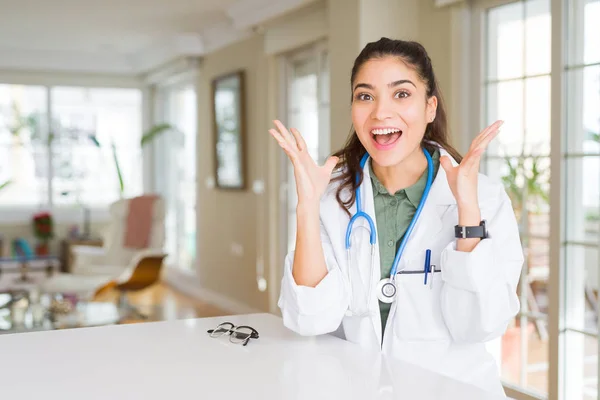 Ung Läkare Kvinna Som Bär Medicinsk Pälsen Kliniken Firar Galen — Stockfoto