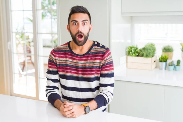 Bonito Homem Hispânico Vestindo Listras Camisola Casa Com Medo Chocado — Fotografia de Stock