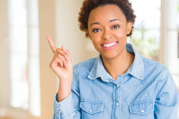 Jonge Mooie African American Vrouw Met Een Grote Glimlach Het — Stockfoto