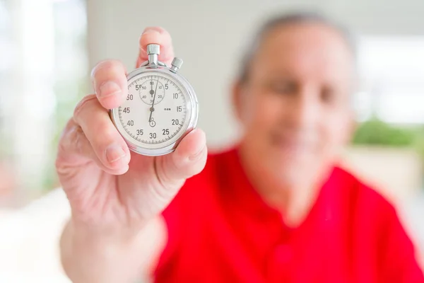 Knappe Senior Man Met Stopwach Tonen Aftellen Met Een Blij — Stockfoto