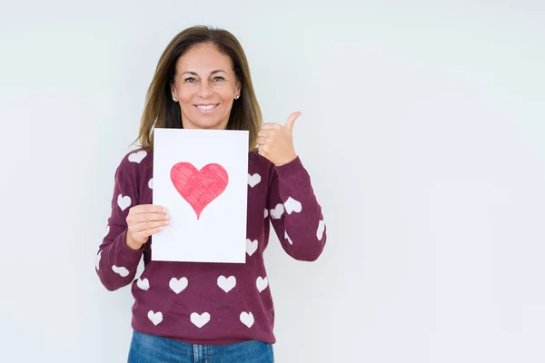 Mujer Mediana Edad Sosteniendo Regalo Tarjeta Con Corazón Rojo Sobre —  Fotos de Stock