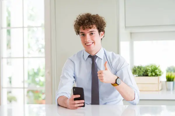 Giovane Uomo Affari Utilizzando Smartphone Ufficio Felice Con Grande Sorriso — Foto Stock