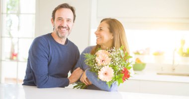 Çiçek evde aşık holding romantik orta yaş kaç