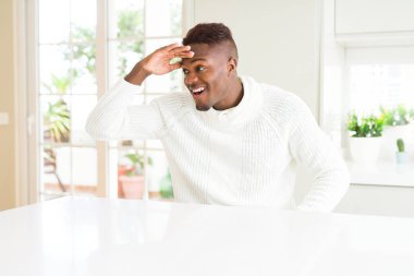 Afro-Amerikan yakışıklı beyaz tablo çok mutlu ve gülümseyen uzakta el ile üzerine kafa arıyorum. Arama kavramı.