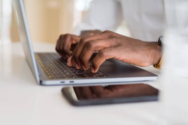 Afrika iş adam el bilgisayar laptop klavye kullanarak çalışma yakın çekim