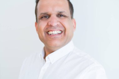 Orta yaş erkek fotoğraf makinesi için evde emin gülümseyen