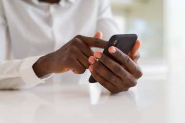 Smarpthone kullanarak Afrika adam elinde yakın çekim