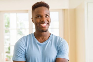 Çapraz kolları ile neşeli gülümseyen Afrika yakışıklı genç