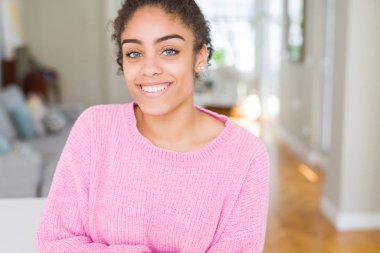 Bir mutlu ve serin afro saçlı güzel genç Afro-Amerikan kadın yüzündeki gülümseme. Şanslı kişi.