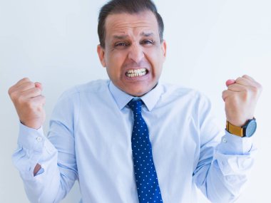 Kutluyor ve başarılı kazanmak için mutlu çığlık orta yaş iş adamı