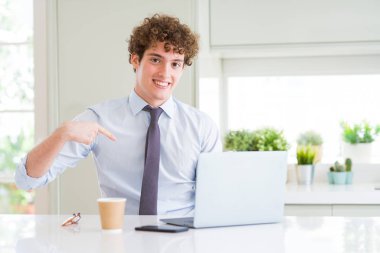 Genç iş adamı sürpriz yüz işaret parmağı kendisine ofiste bilgisayar laptop ile çalışma