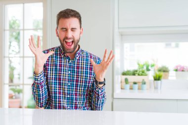 Yakışıklı adam kızgın ve silah ile başarı için deli renkli gömlek kutluyor giyen kaldırdı ve heyecanlı çığlık gözler kapalı. Kazanan kavramı