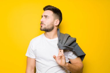 Yakışıklı delikanlı possing ve izole sarı arka plan üzerinde modelleme