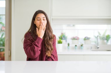 Genç güzel kadın evde el ağzıyla kapsayan yorgun esneme sıkılmış. Restless ve uyku hali.
