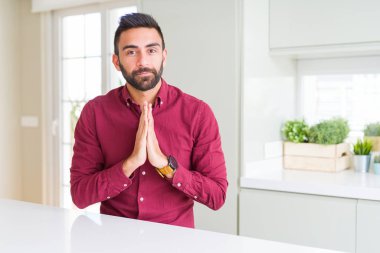 El ele tutusun AF emin gülümseyen için soran ile dua yakışıklı İspanyol iş adamı.
