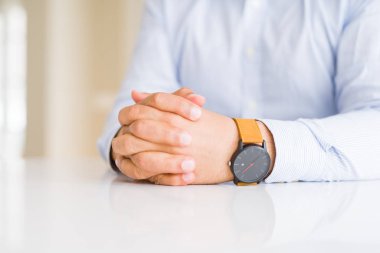 Adam elinde yakın çekim