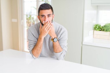 Evde rahat kazak giyen İspanyol yakışıklı kapsayan ağız elle hata için şok. Gizli kavramı.