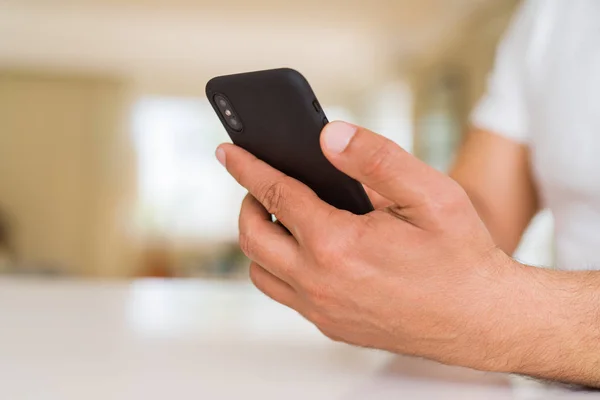 Fechar Mãos Homem Meia Idade Usando Smartphone Casa — Fotografia de Stock