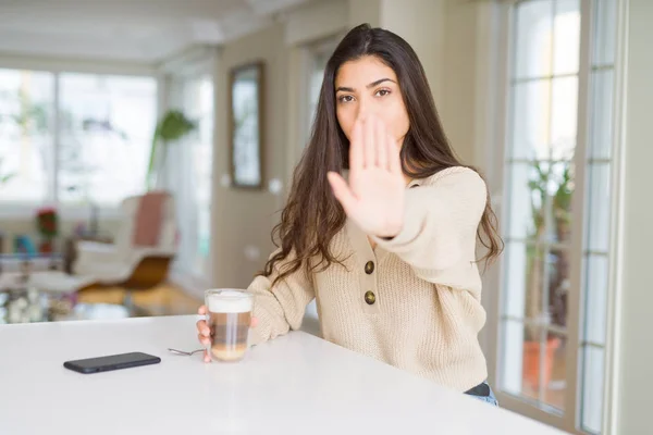 Ung Kvinna Dricka Kopp Kaffe Hemma Med Öppen Hand Gör — Stockfoto