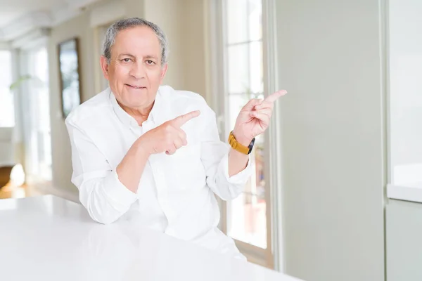 Hombre Mayor Guapo Casa Sonriendo Mirando Cámara Apuntando Con Dos — Foto de Stock