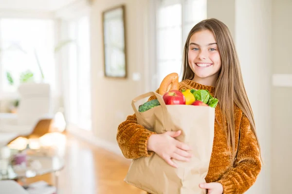 Красивая Молодая Девушка Держит Бумажный Пакет Свежих Продуктов Счастливым Лицом — стоковое фото