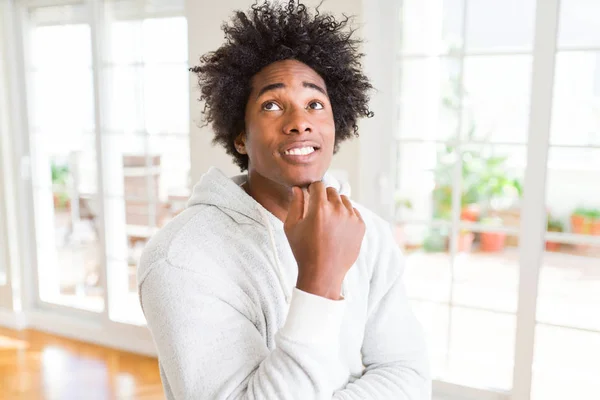 Афроамериканець Людиною Носять Толстовки Боку Підборіддя Думаючи Про Питання Замислений — стокове фото