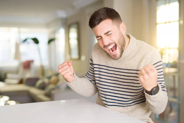 Junger Gutaussehender Mann Hause Sehr Glücklich Und Aufgeregt Dabei Siegergeste — Stockfoto