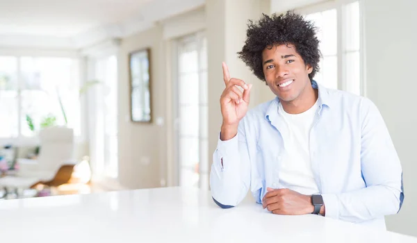 アフリカ系アメリカ人の家庭での表示と自信を持って 幸せな笑みを浮かべて 指番号のいずれかで上向き — ストック写真