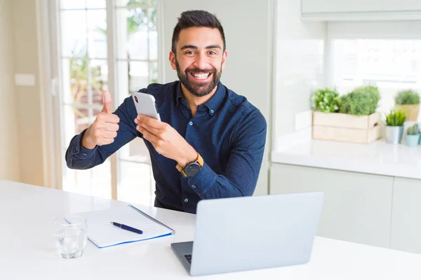 Hombre Negocios Hispano Guapo Usando Teléfono Inteligente Portátil Oficina Feliz — Foto de Stock