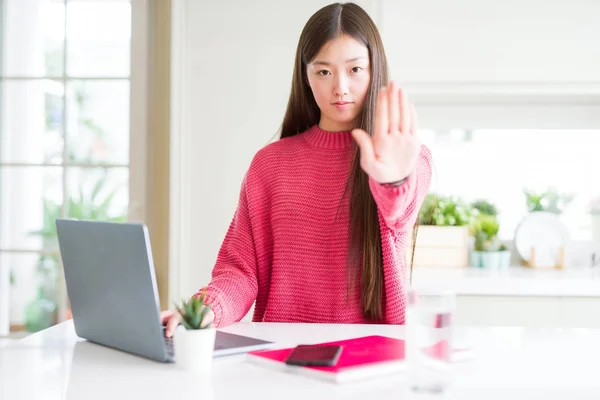 Mooie Aziatische Vrouw Die Werkt Met Behulp Van Computer Laptop — Stockfoto