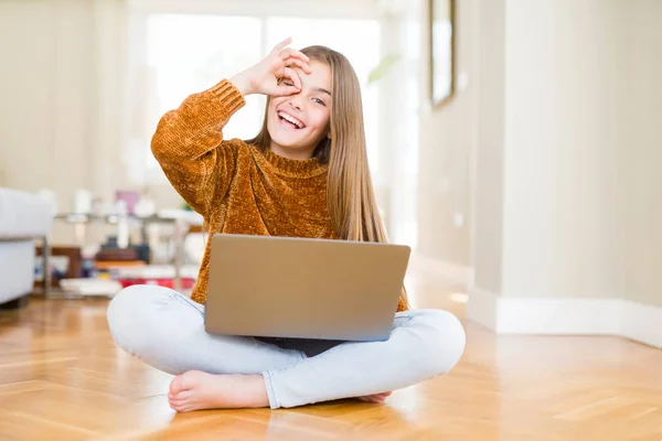 Krásná Mladá Dívka Studovat Pomocí Přenosného Počítače Sedí Podlaze Doma — Stock fotografie