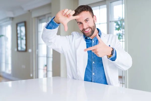 Knappe Dokter Man Met Medische Vacht Bij Kliniek Glimlachend Maken — Stockfoto