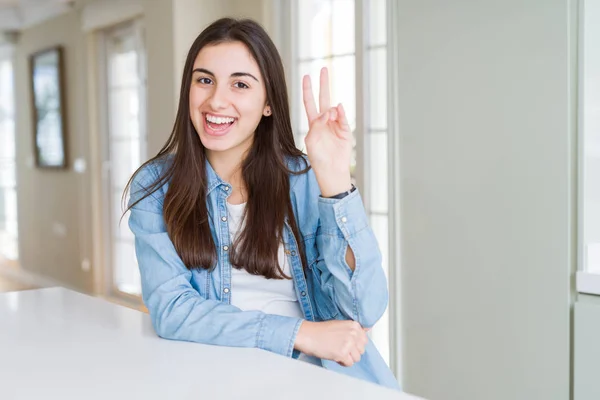 Mulher Bonita Sentada Mesa Branca Casa Sorrindo Com Rosto Feliz — Fotografia de Stock