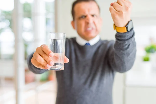 Hombre Mediana Edad Bebiendo Vaso Agua Casa Molesto Frustrado Gritando — Foto de Stock