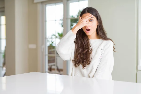 Jovem Mulher Bonita Casa Mesa Branca Espreitando Choque Cobrindo Rosto — Fotografia de Stock