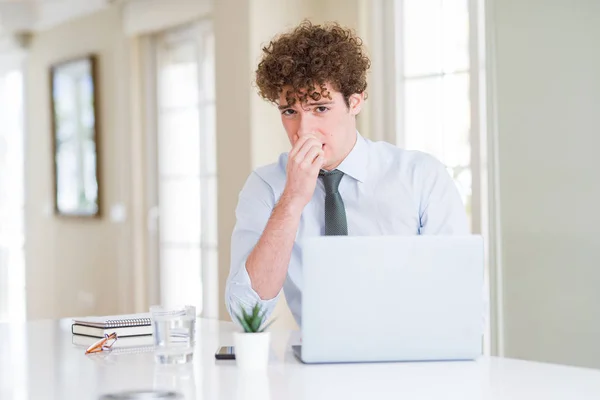 Giovane Uomo Affari Che Lavora Con Computer Portatile Ufficio Che — Foto Stock