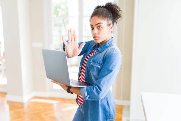 Amerikansk Flicka Stående Arbetande Använder Laptop Med Öppen Hand Gör — Stockfoto