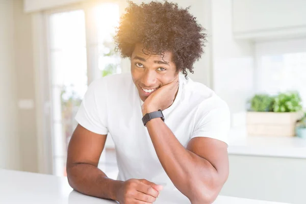 Красивий Афроамериканський Щасливий Чоловік Посміхається Впевнено — стокове фото