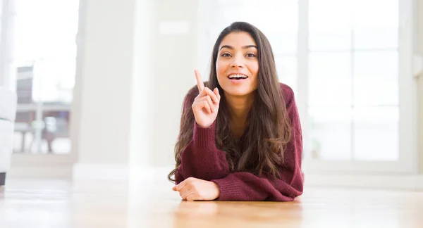 Jovem Mulher Bonita Deitada Chão Casa Surpreendida Com Uma Ideia — Fotografia de Stock